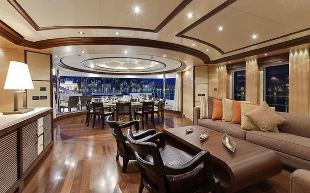 Для високопоставлених гостей на яхті є шість просторих VIP-кают з супутниковим телебаченням, Інтернетом і окремими ваннами. / © superyachts.com