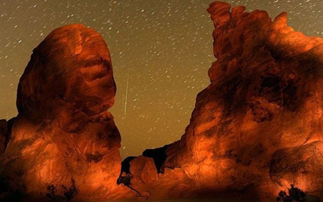 США, парк Долина Вогню. Метеорний потік Гемінід видно між піками скель Сім сестер у найстарішому парку штату Невада, Долині Вогню. / © AFP