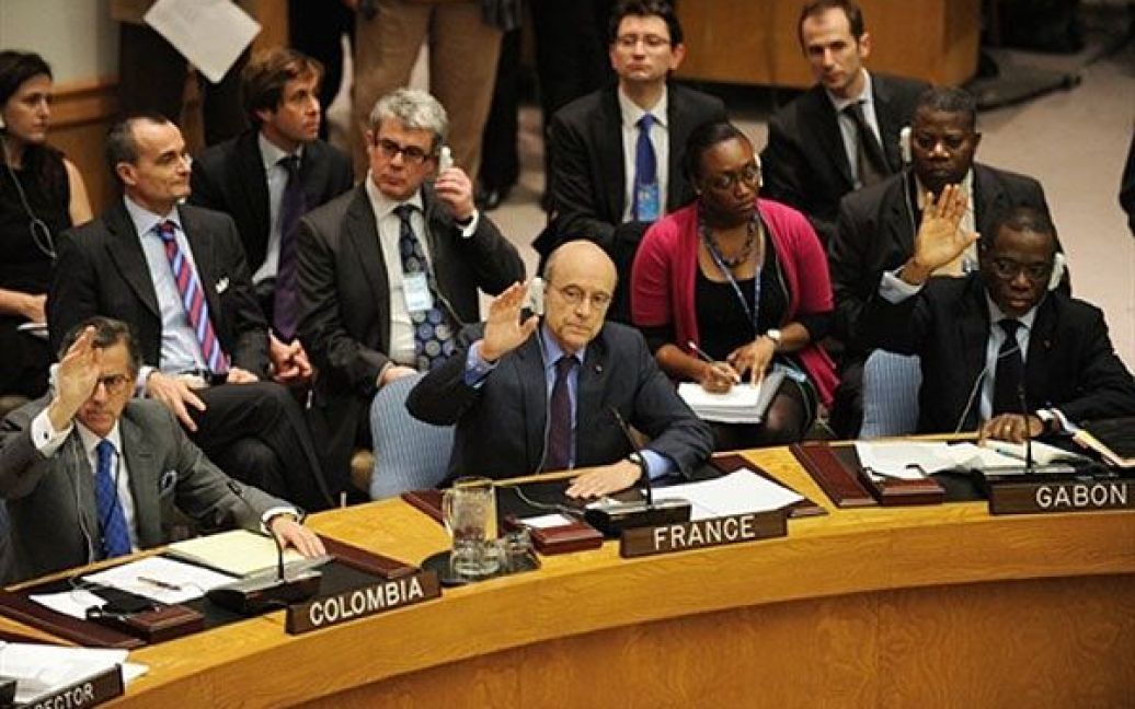 США, ООН. Міністр закордонних справ Франції Ален Жюппе бере участь у голосуванні в Раді Безпеки ООН щодо Лівійської резолюції, яка забороняє польоти над країною та закликає до активації "усіх необхідних заходів" у відношенні сил, лояльних до Муаммара Каддафі. / © AFP