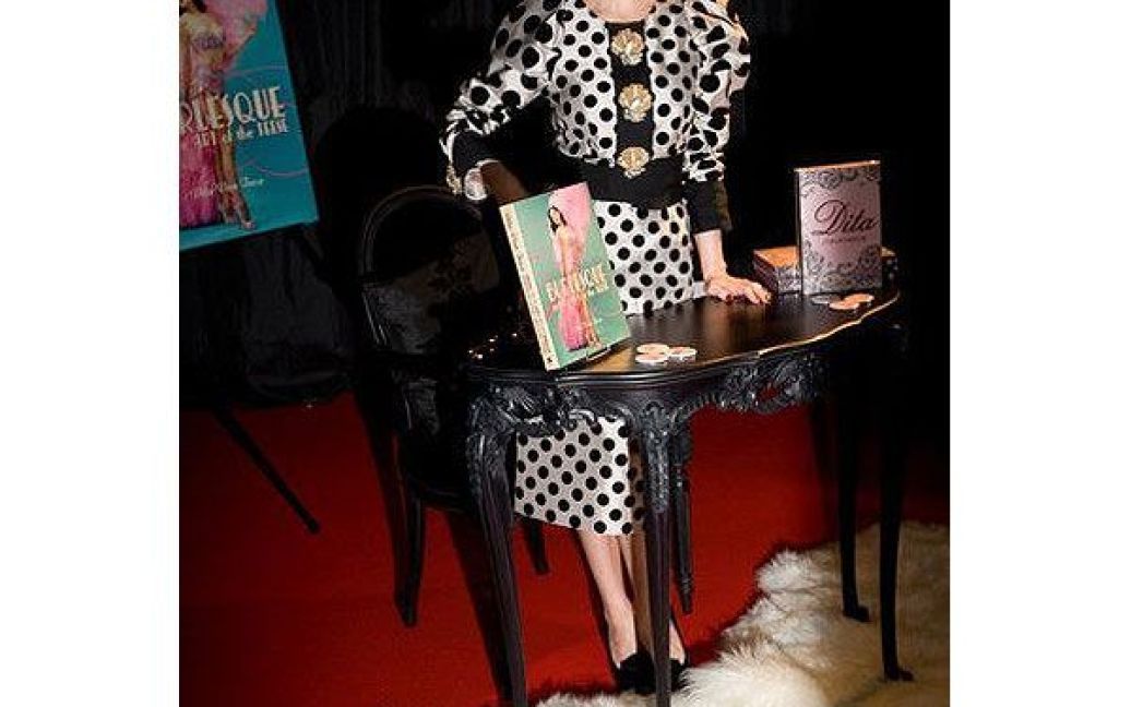 Зіркою виставки-ярмарку Erotica 2010 стала Діта фон Тіз, яка презентувала дві свої книги "Бурлеск" і "Діта". / © 