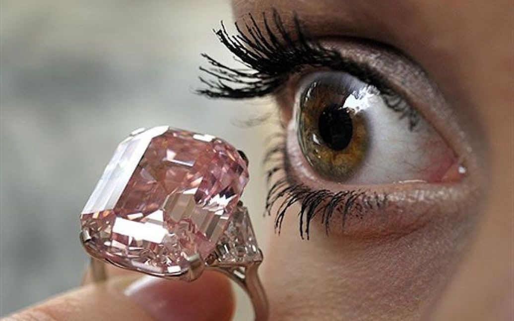 Швейцарія, Женева. Модель демонструє рожевий діамант у 24,78 карата під час попереднього аукціону Sotheby&#039;s у Женеві. Рідкісний рожевий діамант вставлено у кільце, яке належить до приватної колекції і коштує майже 38 мільйонів доларів США. Кільце з діамантом буде виставлено на продаж 16 листопада у Женеві. / © AFP