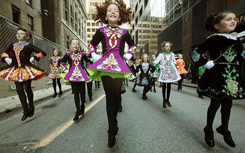 США, Нью-Йорк. Учні школи ірландських танців і музики беруть участь у 250-му щорічному параді на честь Дня Святого Патріка в Нью-Йорку. Вперше парад відбувся у США 17 березня 1762 року. / © AFP