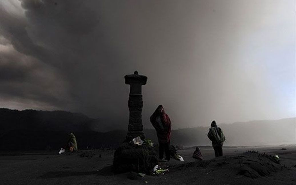 В Індонезії поблизу міста Чеморо Лаванг на сході острова Ява почалось виверження вулкана Бромо. / © AFP