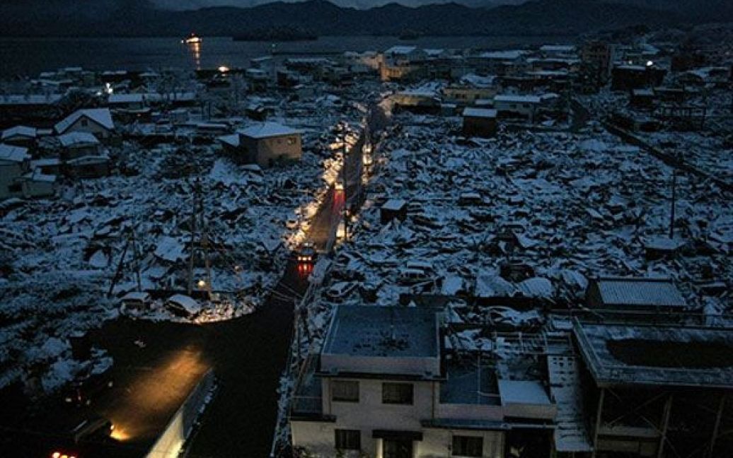 Японія, Ямада. Автомобільні фари освітлюють зруйноване місто Ямада у префектурі Івате. / © AFP