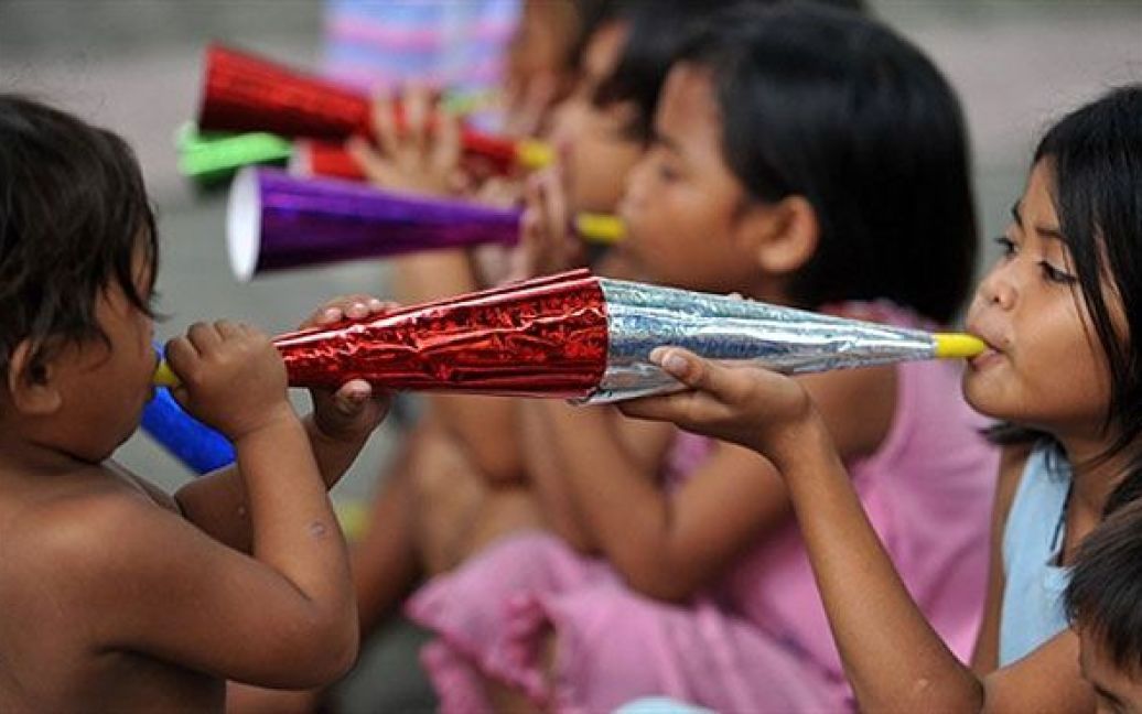 Філіппіни, Маніла. Діти грають на іграшкових рогах на ринку Divisoria у Манілі. / © AFP