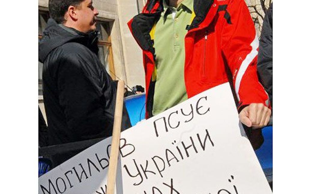 Активісти, які вимагають відставки голови МВС Могильова, влаштували акцію протесту біля Адміністрації президента, спаливши портрет міністра. / © УНІАН