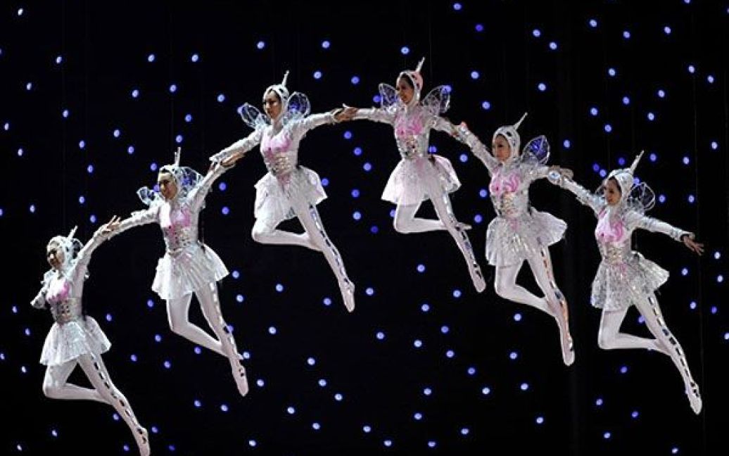 Китай, Шанхай. Танцівниці виступають на церемонії закриття Всесвітньої виставки "World Expo 2010" у Шанхаї. Виставка "World Expo 2010", яка працювала протягом 6 місяців, встановила рекорд відвідуваності. / © AFP
