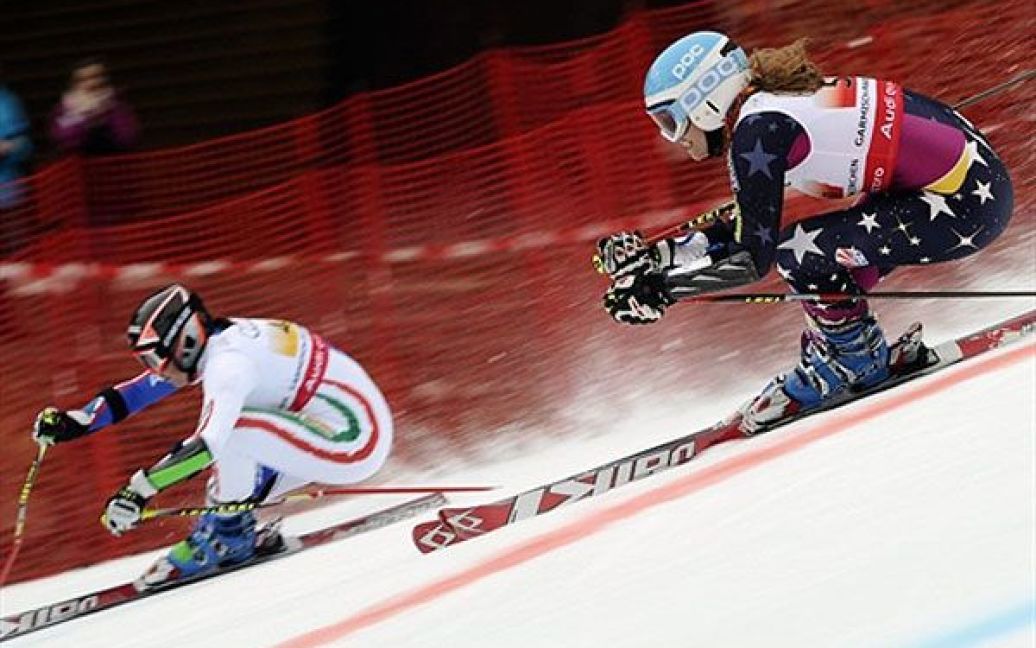 Німеччина, Гарміш-Партенкірхен. Італійська спортсменка Йоханна Шнарф (ліворуч) та американська лижниця Джулія Манкузо змагаються на Чемпіонаті світу з гірськолижного спорту. / © AFP