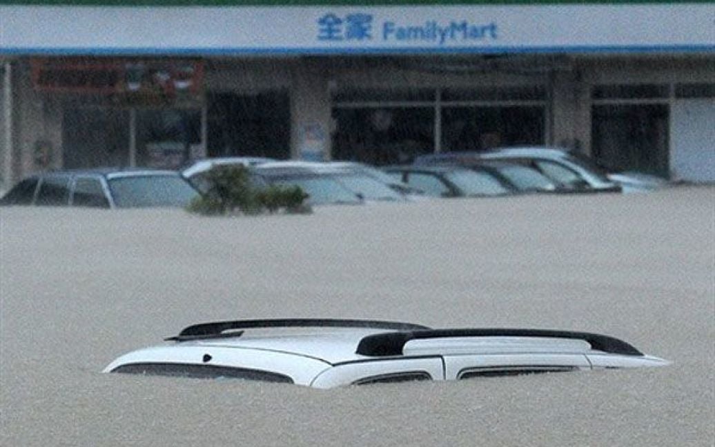 Тайвань, Суао. Затоплені в результаті повені автомобілі у місті Суао. Повінь викликав тайфун Мегі, який також спричинив проливні дощі та зсуви. / © AFP