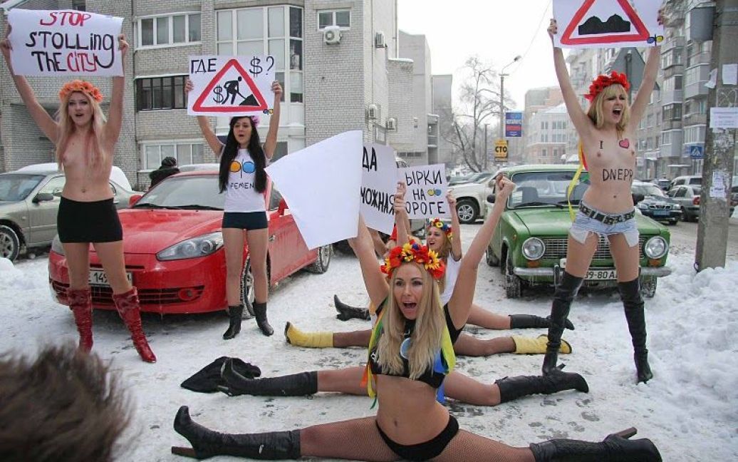Десять оголених активісток FEMEN сіли на шпагат прямо на дорозі, прикривши собою ями та вибоїни / © femen.livejournal.com