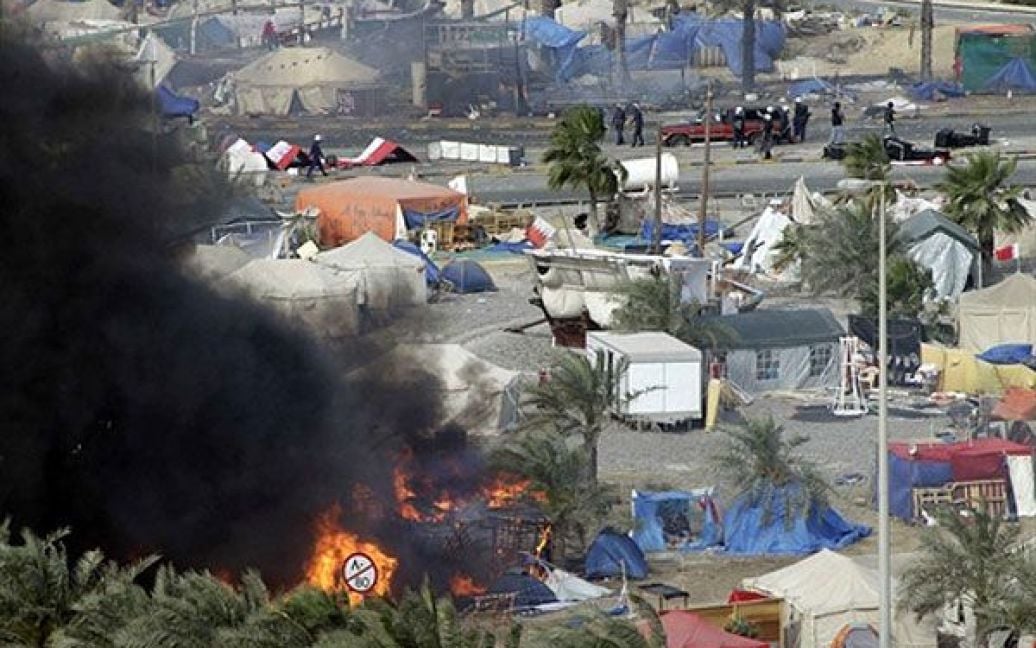 Військові знищили наметовий табір демонстрантів, закидуючи їх гранатами зі сльозогінним газом. / © AFP
