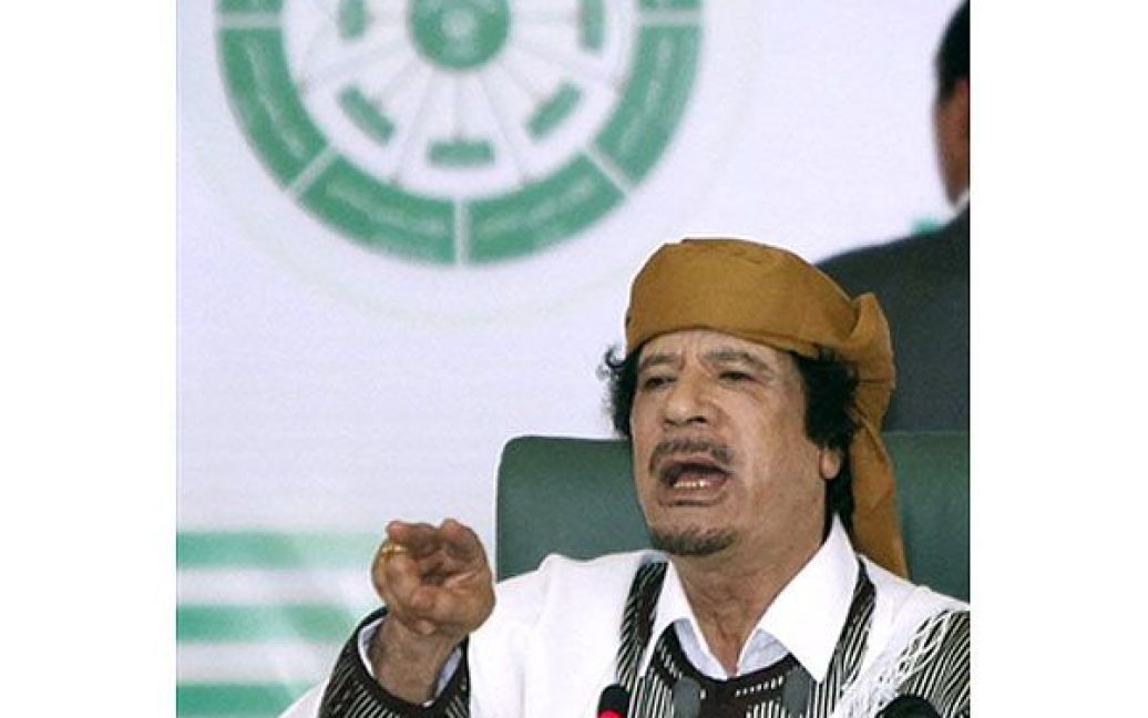 "Ми ніколи з цим не змиримося. Ми почнемо криваву війну, тисячі і тисячі лівійців загинуть, якщо США вторгнеться чи НАТО вторгнеться", - заявив Каддафі. / © AFP