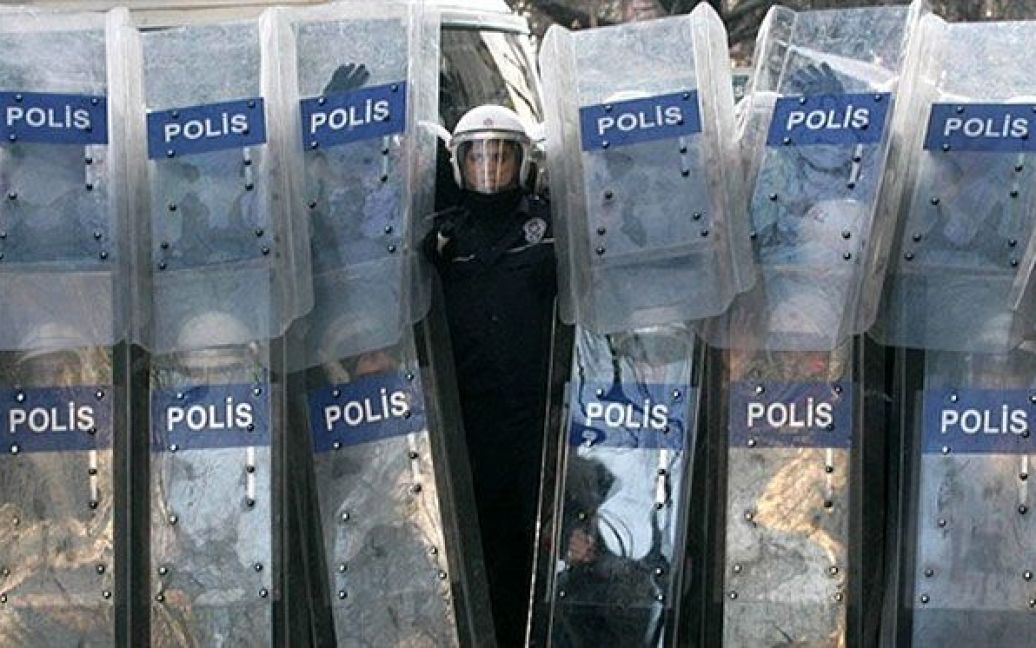 Туреччина, Анкара. Поліцейські вишикувались навпроти студентів, які провели акцію протесту проти ісламістського консервативного уряду в Анкарі. / © AFP