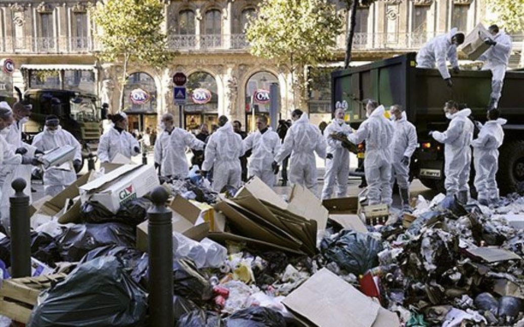 Франція, Марсель. Члени організації громадської безпеки збирають сміття на одній з вулиць Марселя після того, як у місті провели масову акцію протесту проти урядової пенсійної реформи. / © AFP