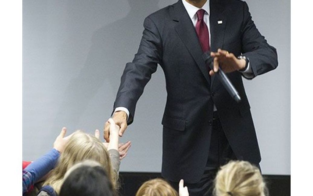 США, Арлінгтон. Президент США Барак Обама вітає учнів початкової школи Лонг-Бранч у Арлінгтоні, штат Вірджинія. / © AFP
