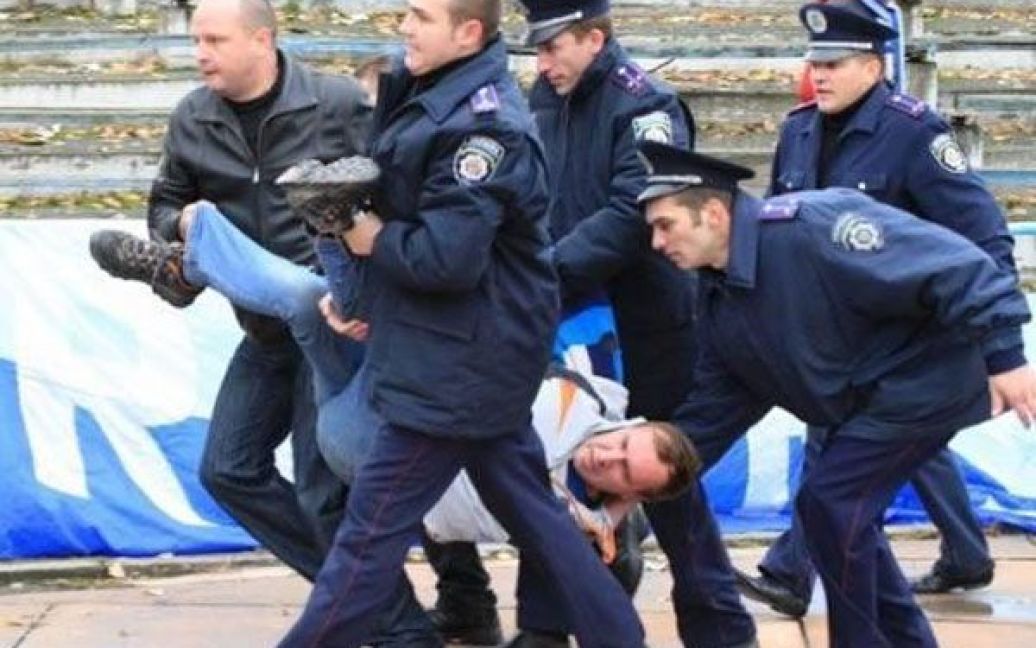 За результатами матчу, "Дніпро" виграв з рахунком 3:0, міліція затримала шістьох осіб за хуліганські дії. / © poltava.pl.ua