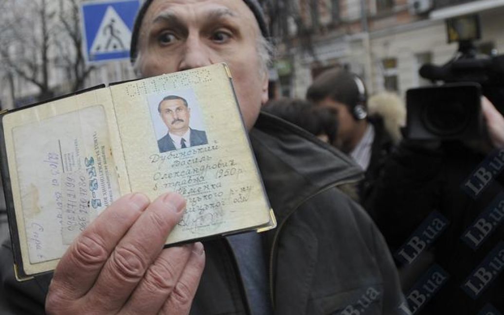 Чоловік, який поскандалив з Ющенком, показує свої документи журналістам. / © Левый берег