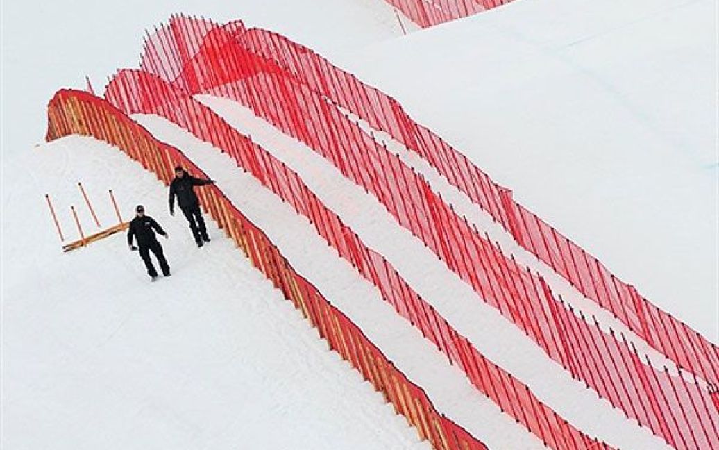 Австрія, Кітцбюель. Люди спускаються вздовж траси Ханенкамм у Кітцбюелі. Перше тренування на Кубку світу зі швидкісного спуску було скасовано через погані погодні умови. / © AFP