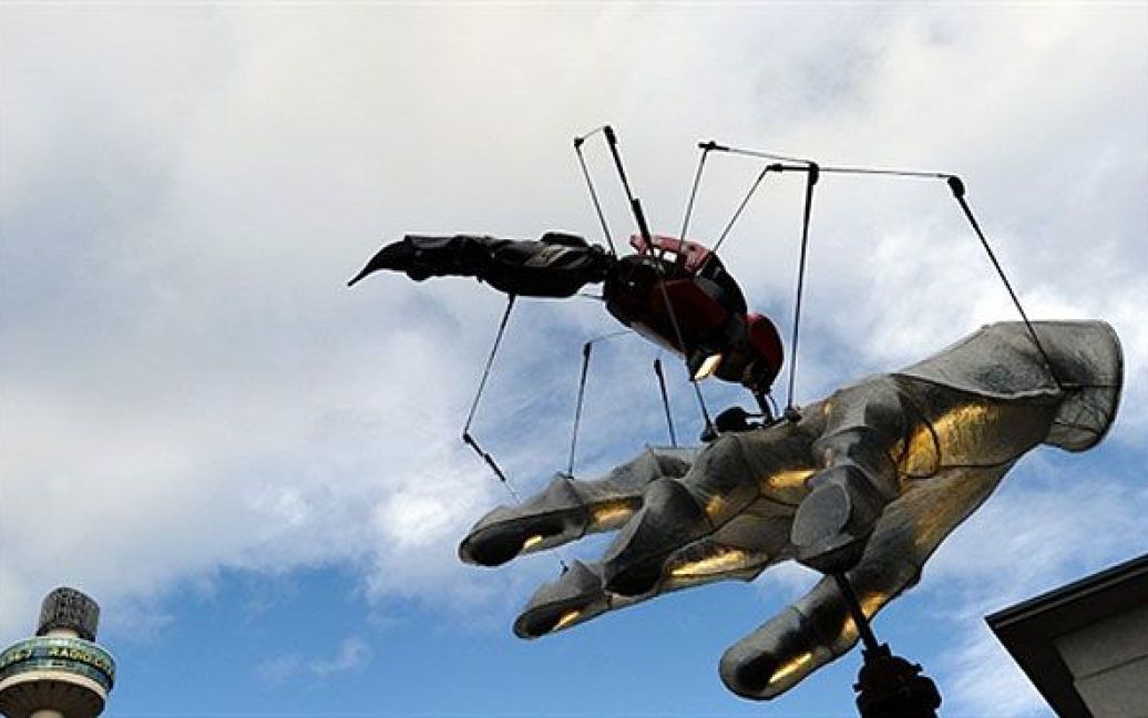 Великобританія, Ліверпуль. Скульптуру москіта на руці під назвою "X Ray Ted Golf Bug" художника Джо Раша, виготовлену з перероблених матеріалів, в тому числі гольф-карів та мотоциклів; відкрили у Ліверпулі. Ця скульптура стане частиною місячної виставки під назвою "Ліверпуль відкриває". / © AFP