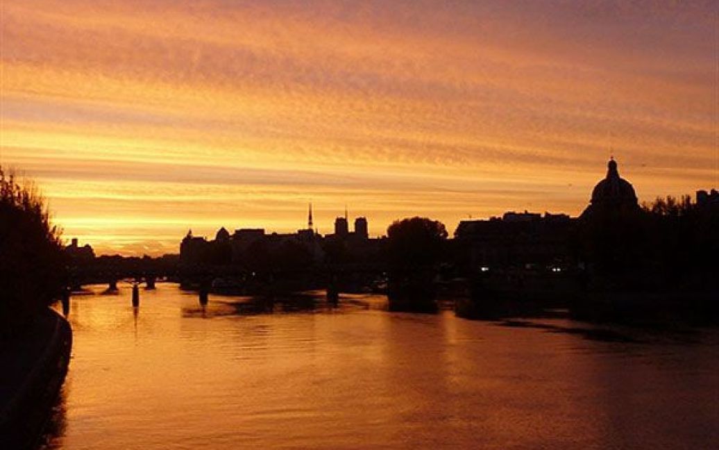 Франція, Париж. Річка Сена на світанку. / © AFP