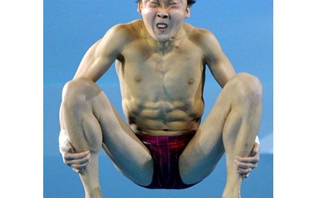Китай, Гуанчжоу. Золотий призер Азіатскьих ігор Цао Юань (Китай)
виконує стрибок з 10-метрової платформи під час фінальних змагань. / © AFP