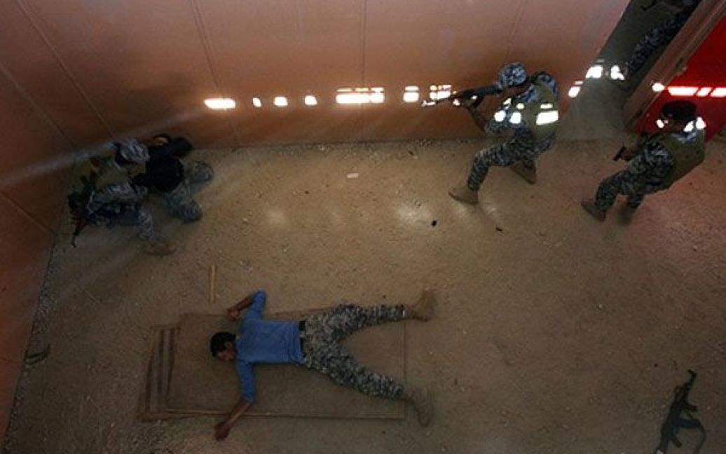 Ірак, Багдад. Іракські офіцери поліції під керівництвом НАТО беруть участь у тренуванні на військовій базі в аеропорту Багдада. / © AFP