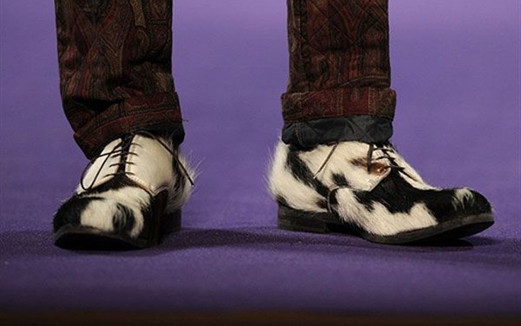 Італія, Мілан. Модель демонструє взуття під час показу колекції чоловічого одягу від Etro сезону осінь-зима 2011-2012 на Тижні чоловічої моди у Мілані. / © AFP