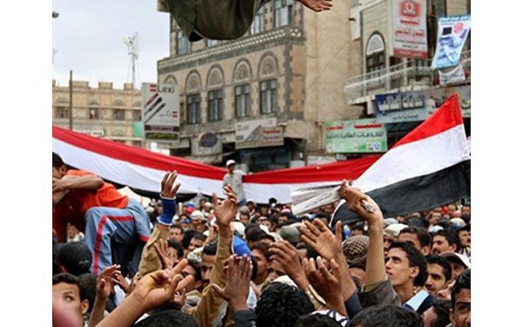 Ємен, Сана. Єменські демонстранти "качають" хлопчика під час акції протесту проти режиму президента Алі Абдалли Салеха у Сані. Лідер країни відмовився піти у відставку до кінця року і пообіцяв залишитися на посаді до 2013 року. / © AFP