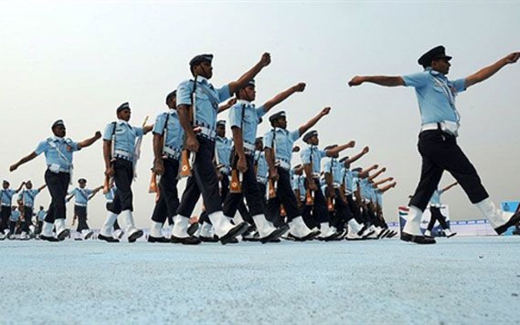 Індія, Багдогра. Співробітники ВПС Індії проходять маршем під час церемонії зустрічі президента Індії Пратібхи Патіл на базі ВПС поблизу міста Сілігурі. Патіл прибула на базу, щоб передати президентські штандарти 44 ескадрильї "Майті Джетс" та 110-му підрозділу "Авангард". / © AFP