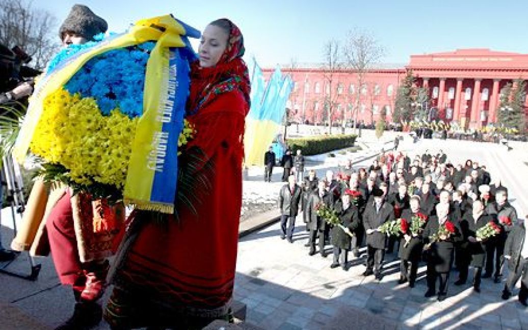 Урядовці взяли участь у церемонії покладання квітів до пам&#039;ятника Тарасу Шевченку в Києві. / © Українські національні новини