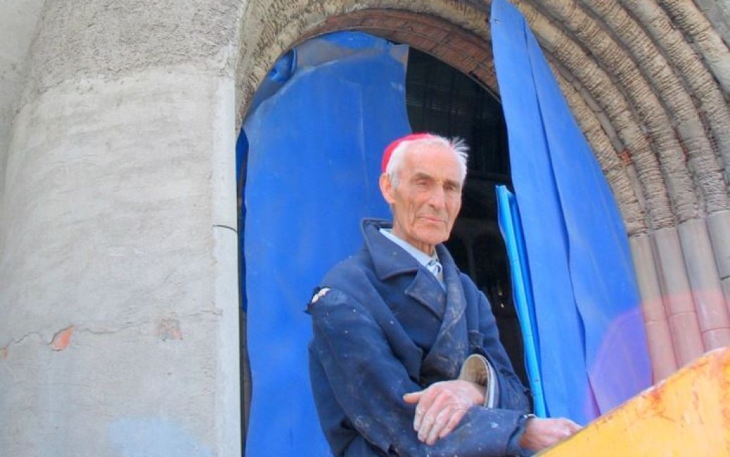 Чоловік 50 років втілював свою мрію - будував церкву / © inhabitat.com