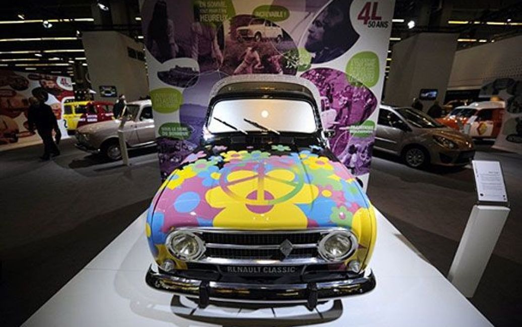 Франція, Париж. Автомобіль Renault 4L, пофарбований у психоделічному стилі 60-х рр., виставлено на авто-шоу класичних автомобілів "Retromobile". / © AFP