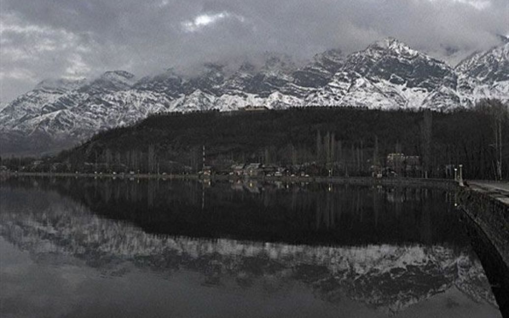 Індія, Срінагар. Озеро Дав серед засніжених гір у Срінагарі. У долині Кашмір пройшов сильний снігопад. / © AFP