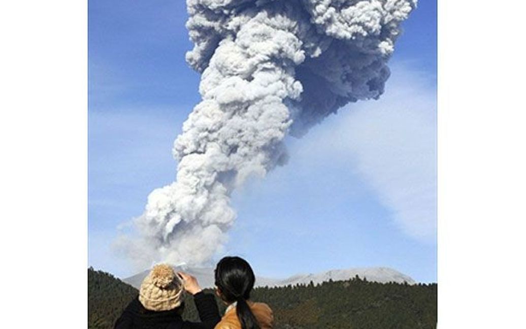 Стовп диму наразі піднімається на висоту 800 метрів. / © AFP