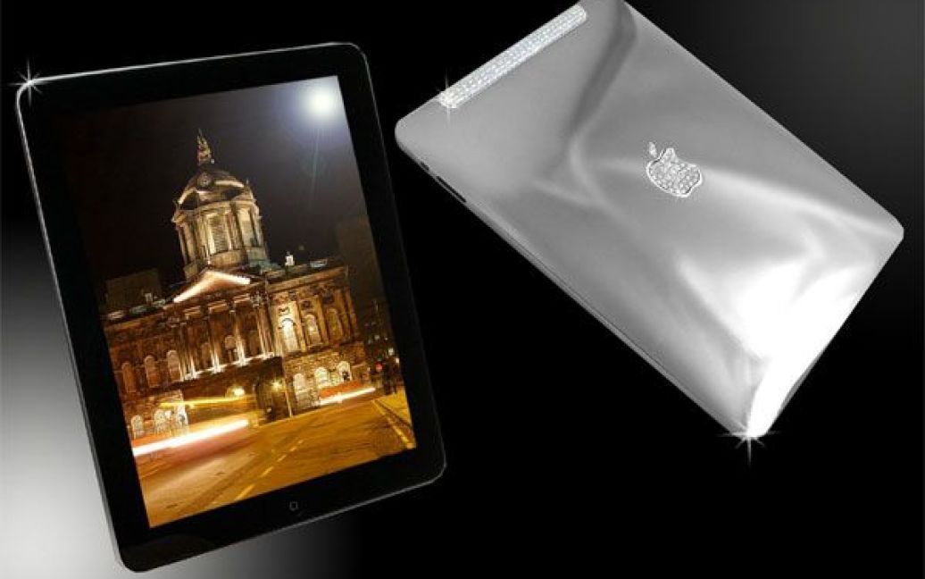 Планшета iPad Supreme Edition, вкритий золотом і діамантами, можна використовувати як навігатор та музичний програвач. / © Fenice Milano