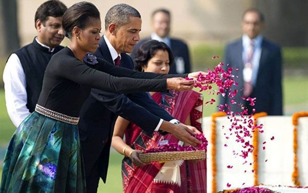 Індія, Нью-Делі. Президент США Барак Обама і перша леді Мішель Обама розкидують пелюстки троянд під час участі у церемонії покладання вінків на Радж Гхат в Нью-Делі. / © AFP