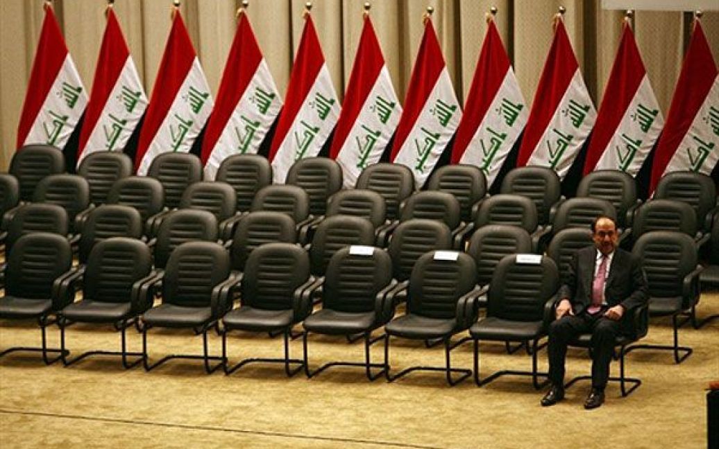 Ірак, Багдад. Прем&#039;єр-міністр Іраку Нурі аль-Малікі чекає на членів свого нового Кабінету міністрів перед початком парламентської сесії у Багдаді. Законодавці Іраку одноголосно схвалили новий склад уряду, який очолить шиїтський прем&#039;єр-міністр. / © AFP