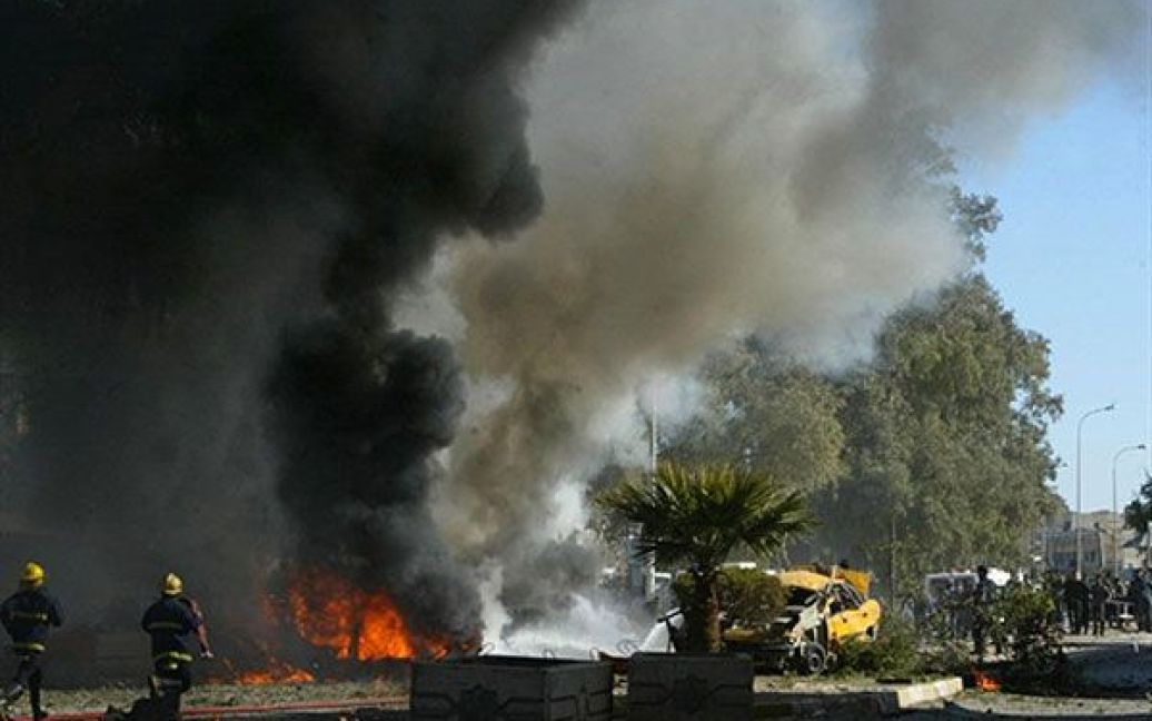 Ірак, Кіркуку. Пожежні намагаються загасити палаючий автомобіль, який вибухнув посеред натовпу перед лікарнею міста Кіркуку. Під час вибуху загинула одна людина, ще 22 були поранені. / © AFP