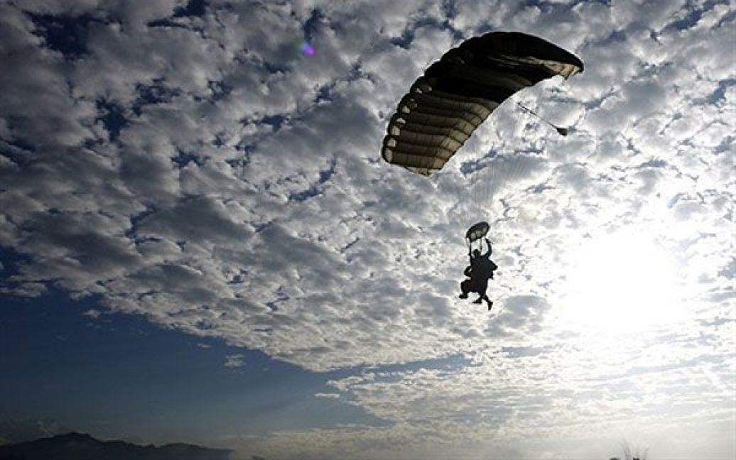 Непал, Покхара. Член команди "Скайдайв Еверест" готується приземлятися у Покхарі. Досвідчені скайдайвери здійснили політ долиною Покхара після стрибків з висоти більше 4 км. Організатори стрибків з парашутом "Скайдайв Еверест" говорять, що вони планують почати комерційні дайвінг-сесії з травня 2011 року. / © AFP