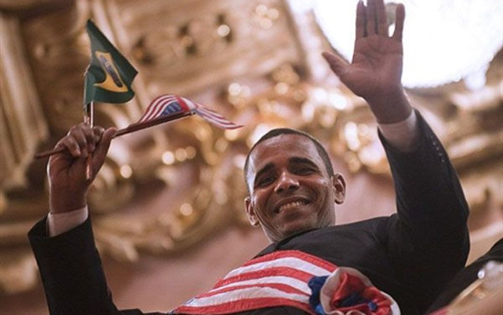 Бразилія, Ріо-де-Жанейро. Бразилець Рінальдо Америко, двійник президента США Барака Обами, вітає глядачів у Муніципальному театрі Ріо-де-Жанейро, де Обама виступив з промовою під час його візиту до Ріо-де-Жанейро. / © AFP