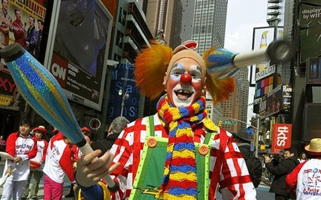 США, Нью-Йорк. Клоуни беруть участь у параді жонглерів на Таймс-сквер, до якого приєднались 125 циркових артистів. / © AFP