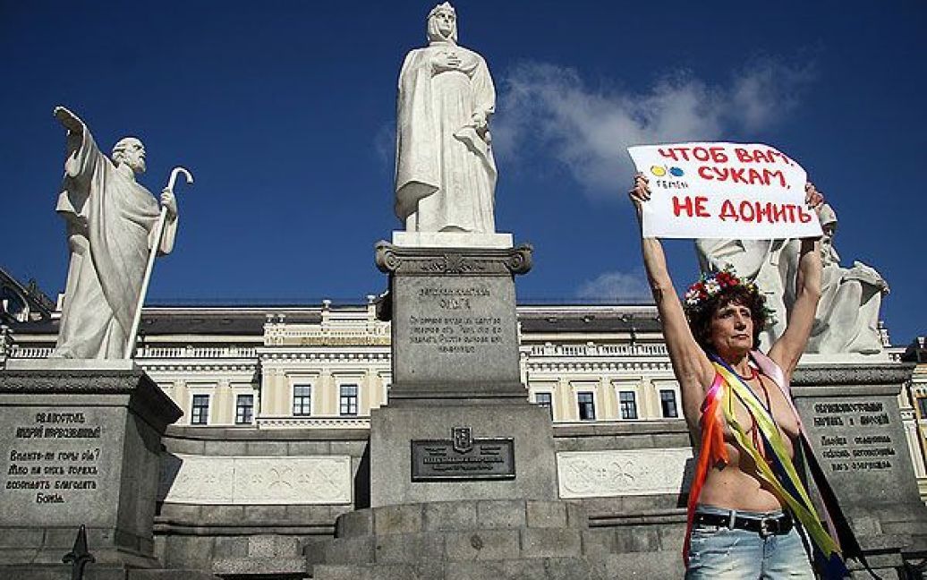 На Михайлівській площі у Києві активістка жіночого руху FEMEN влаштувала топлес-акцію "Важкий вік" / © Жіночий рух FEMEN