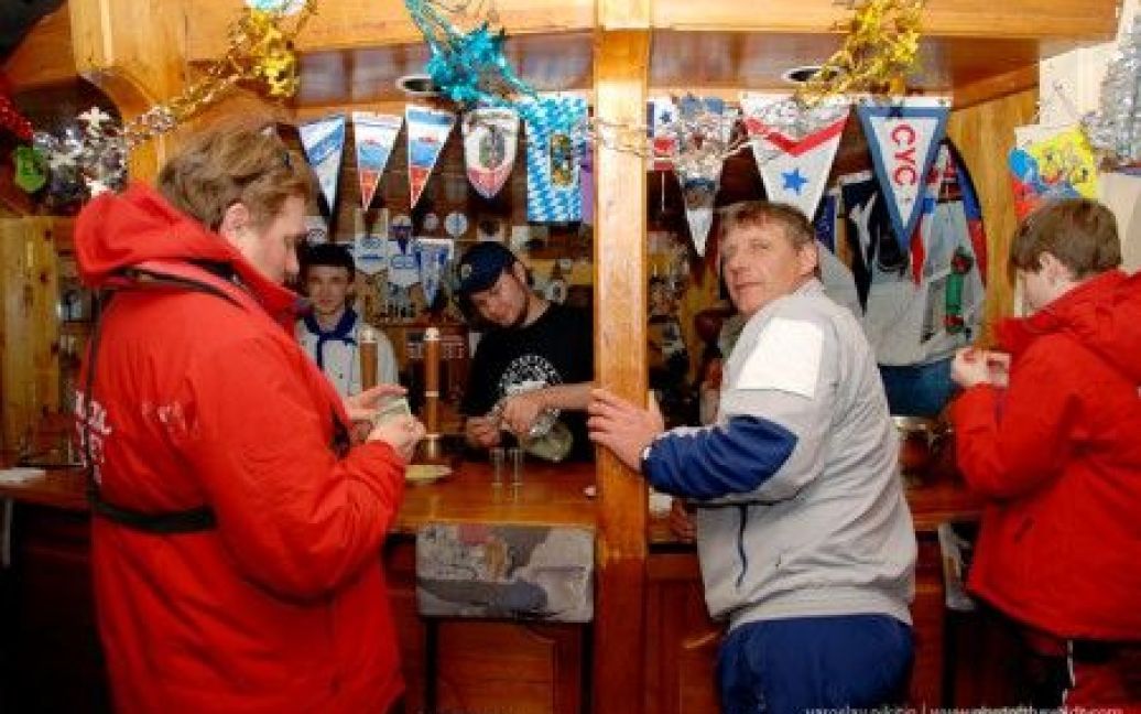 Чарка "Вернадовки" у справжньої барної стійки обходиться туристам в 2 долари. / © photofthawild.livejournal.com