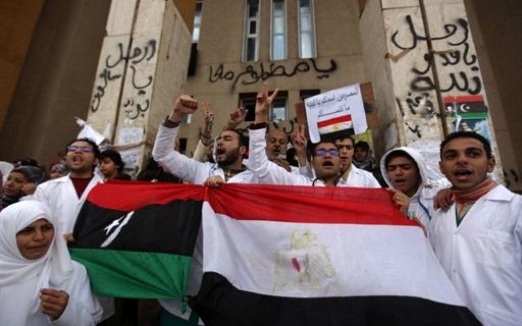 У Лівії тривають бої між військами, лояльними режиму Муаммара Каддафі, і силами повстанців, які домагаються його відставки. / © AFP