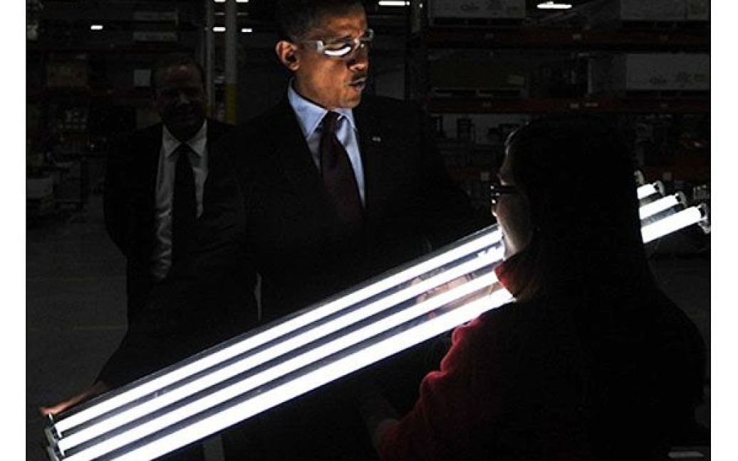 США, Манітовок, штат Вісконсін. Президент США Барак Обама тримає в руках енергоефективну лампу під час візиту на виробництво до компанії Orion Energy Systems, яка розробляє поновлювальні енергетичні технологій та виготовляє енергоефективну продукцію для комерційного і промислового бізнесу. / © AFP