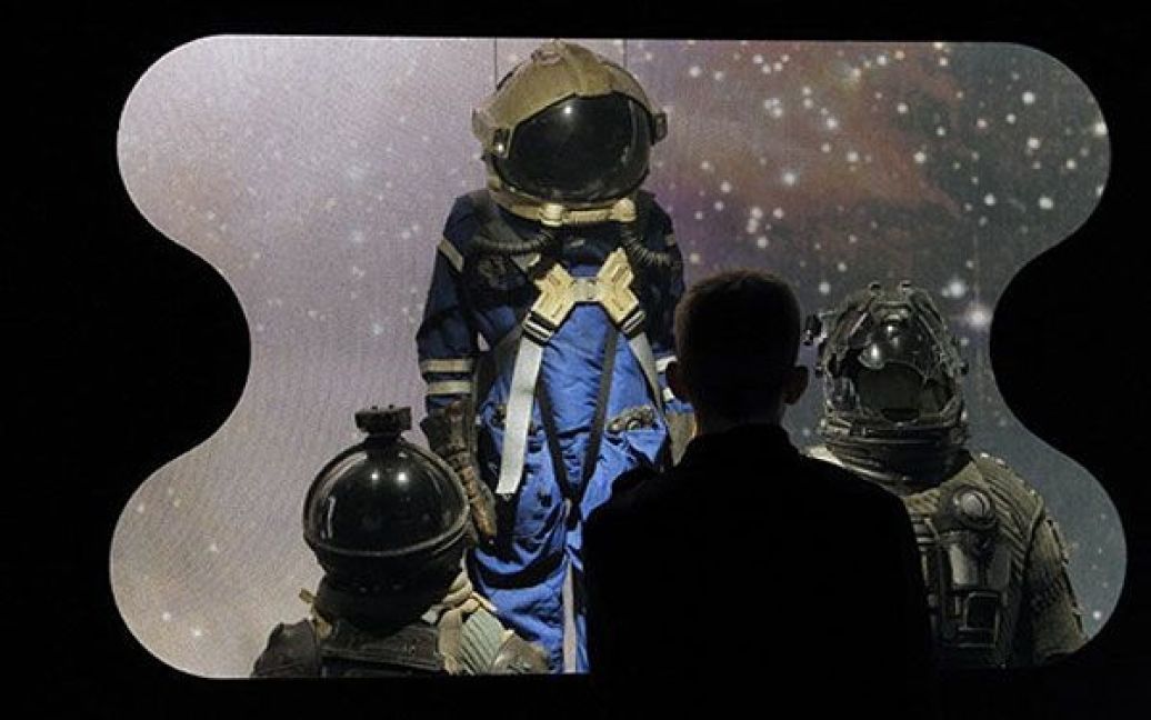 Франція, Париж. Людина дивиться на науково-фантастичні костюми, показані на виставці "Alienizator" у Місті науки в Парижі. / © AFP