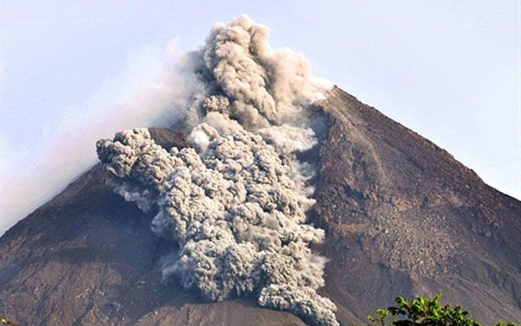 Індонезія, Калі Тенга Лор. Вулкан Мерапі викидає хмари вулканічного попелу і потоки гарячої лави. / © AFP