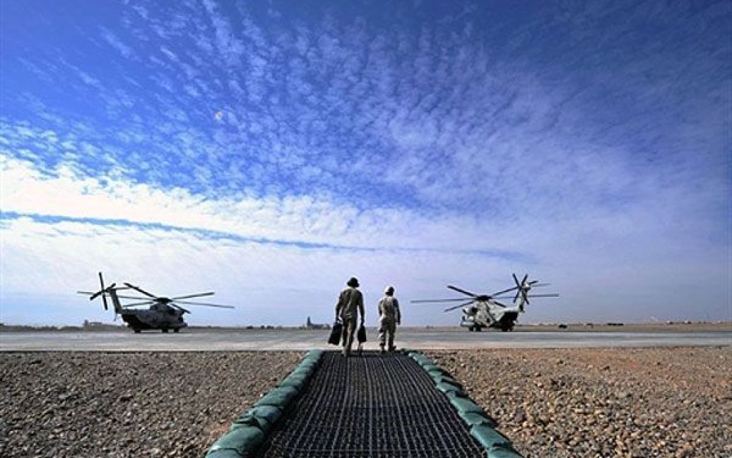 Афганістан, Гамсер. Американські морські піхотинці їдуть до гелікоптерів CH-53 у таборі Дуайер, провінція Гільменд. / © AFP