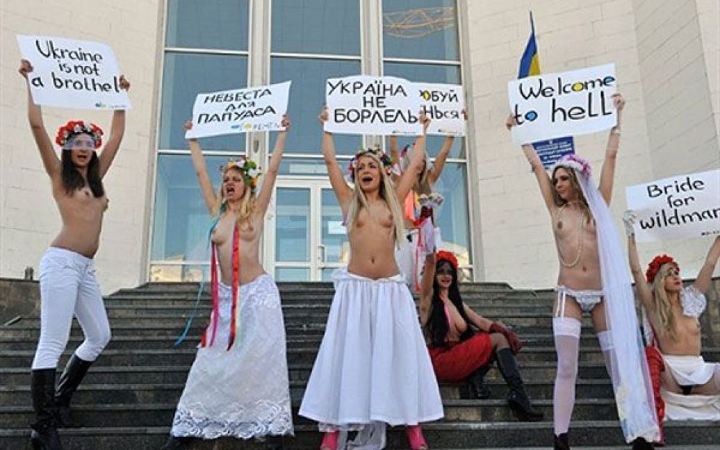Активістки жіночого руху FEMEN провели у Києві перед будівлею центрального РАГСу України топлес-акцію протесту "Наречені для папуаса". / © AFP