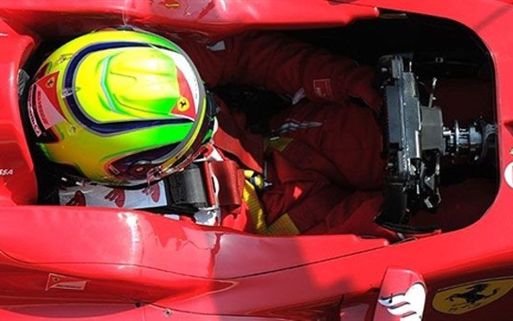 Іспанія, Барселона. Бразильський гонщик Ferrari Феліпе Масса готується до тренування на треку Каталонії у Монтмело. / © AFP